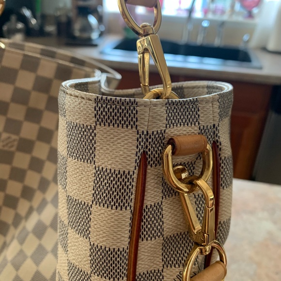 Louis Vuitton - Picture 6 of 8